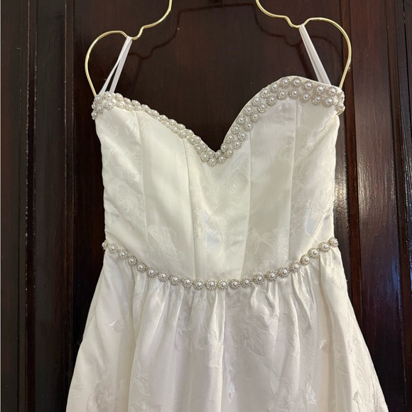 V. Chapman Lucia
Strapless Pearl- Embellished A-line Midi Dress - Picture 3 of 15